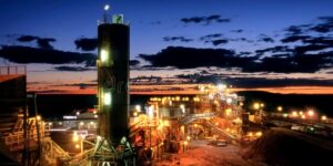 elevated-view-gold-mine-processing-plant-northern-territory-australia-june-desert-162108252